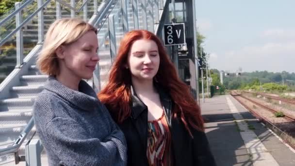 Duas Mulheres Comunicam Plataforma Estação Mulheres Adultas Jovens Mãe Filha — Vídeo de Stock