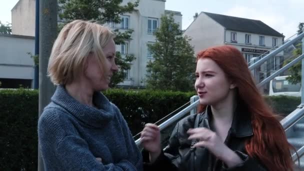 Två Kvinnor Kommunicerar Stationens Plattform Vuxna Och Unga Kvinnor Mor — Stockvideo