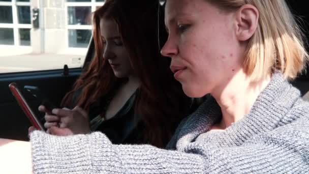 Dvě Ženy Sedí Autě Dívají Telefony Dospělé Mladé Ženy — Stock video