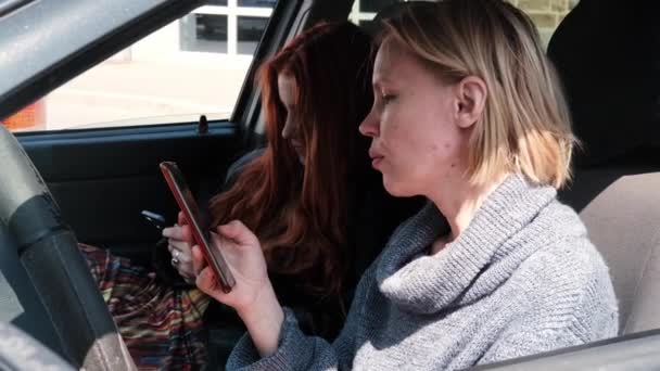 Dvě Ženy Sedí Autě Dívají Telefony Dospělé Mladé Ženy — Stock video