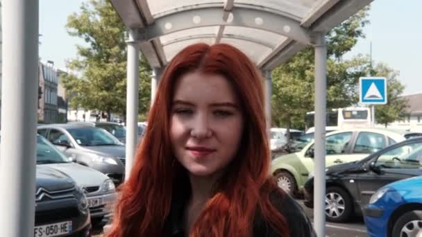 法国维尔 2023年5月20日 阳光灿烂的一天 一位红头发的年轻女子的画像 — 图库视频影像
