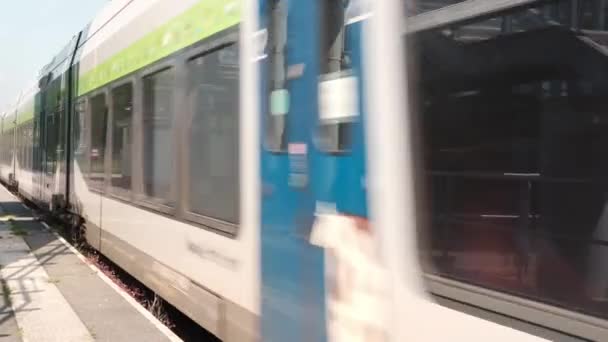Vire Franciaország 2023 Május Vonat Érkezése Pályaudvarra Nappal — Stock videók