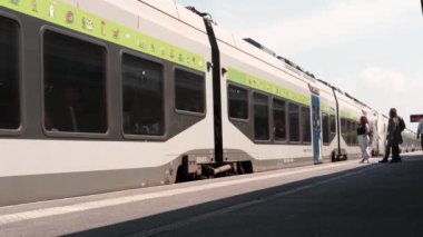 Vire, Fransa - 20 Mayıs 2023: Gündüz vakti tren istasyonundan şehre hareket.