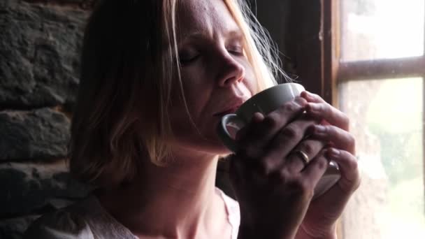 Žena Zamyšleně Pije Kávu Okna — Stock video