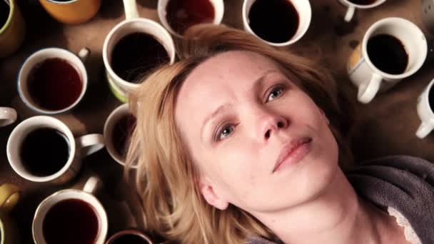 Kobieta Spogląda Pośród Wielu Filiżanek Kawy Termin Nadgodziny Koncepcja Uzależnienia — Wideo stockowe