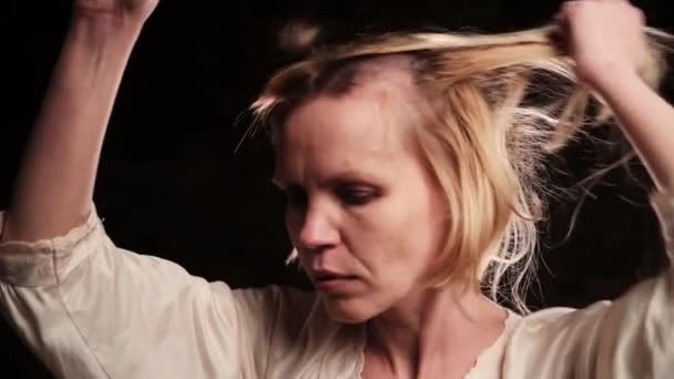 Μια Γυναίκα Κόβει Μαλλιά Της Μια Μηχανή Μια Μεσήλικη Γυναίκα — Αρχείο Βίντεο
