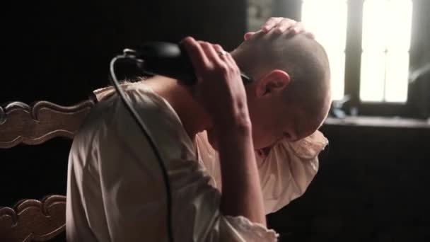 Memotong Rambut Panjang Seorang Wanita Dengan Gunting Rambut Seorang Wanita — Stok Video