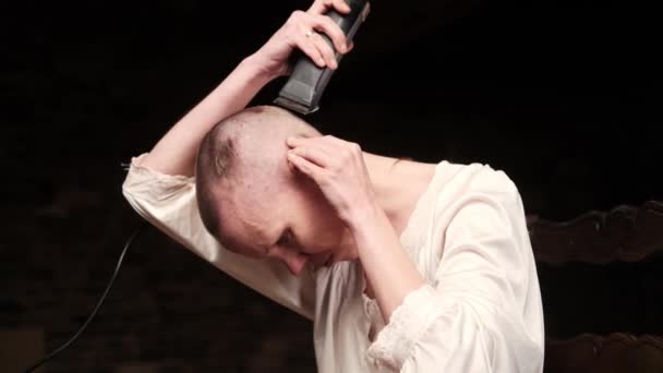 Жінка Відрізає Волосся Голові — стокове відео