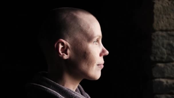 Una Mujer Calva Mira Por Ventana Calvicie Después Quimioterapia — Vídeo de stock