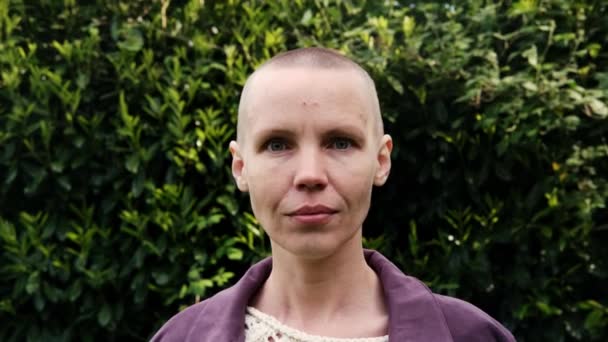 Glatzköpfiges Frauenporträt Auf Einem Hintergrund Aus Natürlichem Grün Freiheit Sieg — Stockvideo