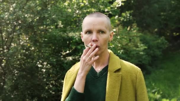 Plešatá Žena Kouří Pozadí Přírodní Zeleně — Stock video