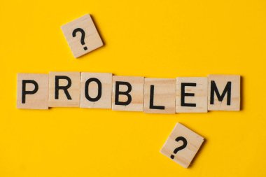 Soru işaretli sarı arka plandaki kelime problemi. Zorluklar konsepti.