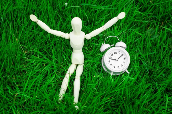 Tiempo Para Vacaciones Descanso Relajación Figura Hombre Despertador Hierba Verde — Foto de Stock