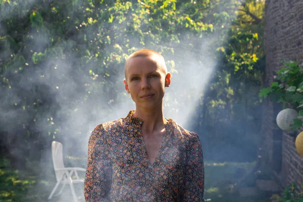 Porträt Einer Glatzköpfigen Frau Freien Mit Rauch Von Einem Feuer — Stockfoto