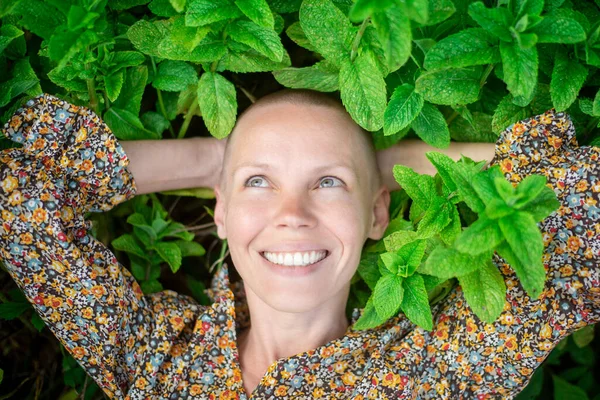 Gelukkig Tevreden Vrouw Glimlachend Muntblaadjes Aromatherapie Versheid Huidverzorging — Stockfoto