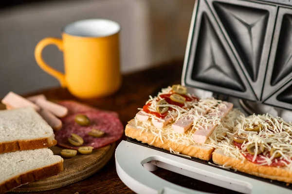 Відкритий Бутерброд Сирними Тостами Ковбасками Сендвічінг — стокове фото
