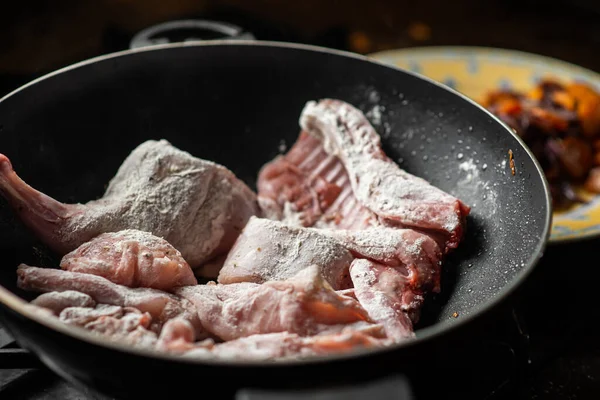 鍋に生ウサギ 煮込みウサギの料理 — ストック写真