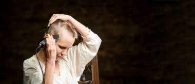 Kadın saçını tamamen kesti. Banner, mesaj için yer. Kemoterapi için hazırlık.