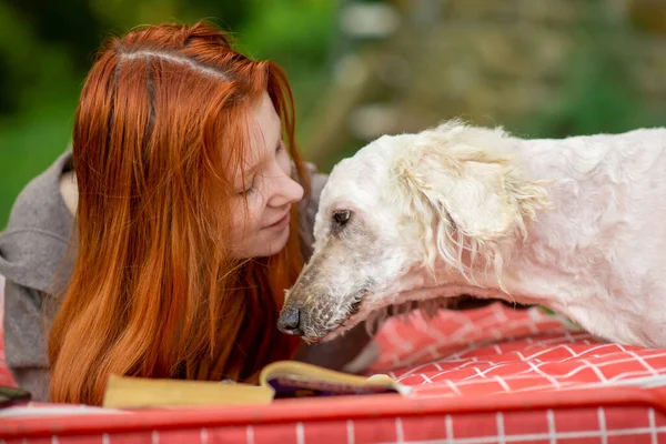 Meisje Met Hond Die Naar Haar Hoofd Reikt Vriendschap Tussen — Stockfoto