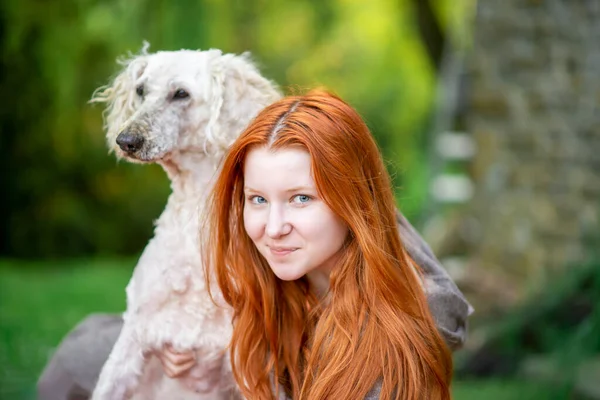 Привлекательная Девушка Рыжими Волосами Улыбается Смотрит Камеру Обнимает Большую Белую — стоковое фото