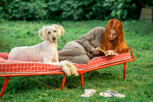 Young Girl Dog Reads Book Lying Outdoors Bed Rest Backyard — Stock Photo, Image
