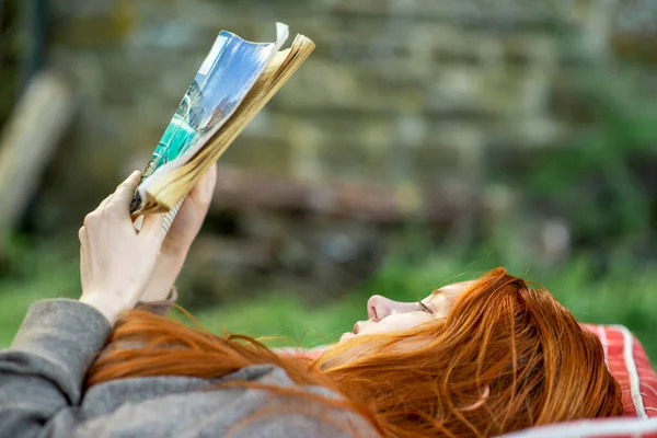 Ler Livro Livre Relaxamento Agradável Escapadela Fim Semana Estado Calmo — Fotografia de Stock