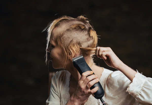 Bir Kadın Saçını Makasla Tıraş Eder Radikal Cesur Bir Imaj — Stok fotoğraf
