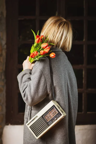 Woman Holding Bouquet Flowers Her Coat Back View Old Radio — Stock Photo, Image
