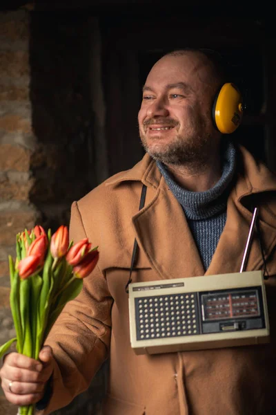 Забавный Взгляд Человека Букетом Ретро Радио Наушниками Пальто Абсурдный Образ — стоковое фото