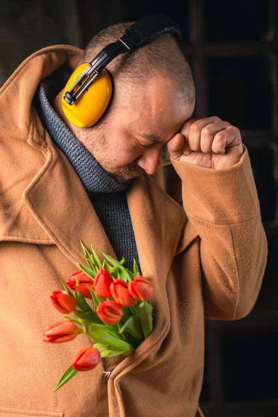 Funny Photo Sad Man Noise Headphones Bouquet Tulips His Coat — Stock Photo, Image