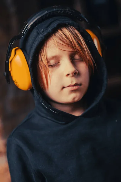 Genç Bir Çocuk Koyu Bir Arka Plandaki Gürültüden Dolayı Gözlerini — Stok fotoğraf