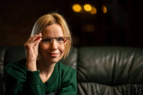 Žena Brýlemi Rukou Dívá Kamery Tmavé Místnosti Velké Oči Rozšířené — Stock fotografie