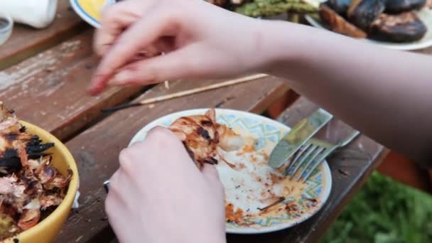 Vrouwelijke Handen Reinigen Garnalen Gekookt Grill Voor Voedsel Een Picknick — Stockvideo