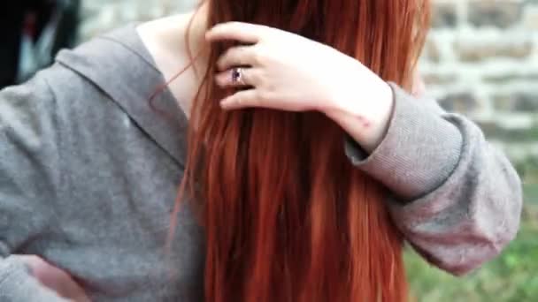 年轻女人在户外梳头 红头发的女人 — 图库视频影像