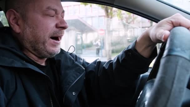 Mężczyzna Zasypia Kierownicą Samochodu Zmęczenie Podróżą Kierowca Średnim Wieku Ziewa — Wideo stockowe