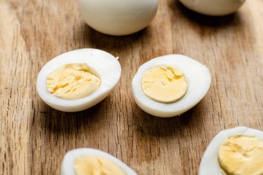 Ahşap bir arka planda haşlanmış tavuk yumurtaları..