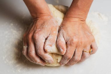 Hamur yoğuran tanınmamış bir kadın. Hamur tatlısı, hamur tatlısı, turta.