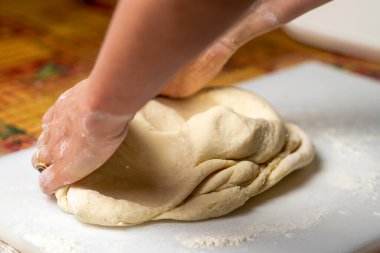 Hamur yoğuran tanınmamış bir kadın. Hamur tatlısı, hamur tatlısı, turta.