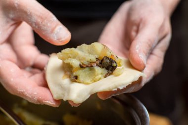 Varineler hazırlanıyor. Tanınmayan kadın mangır dolduruyor. Hamur köftesi heykeli.