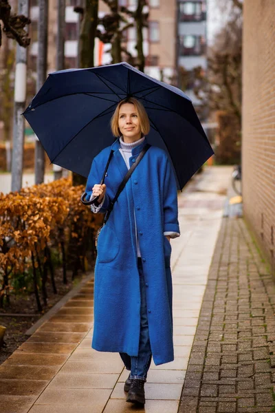 Koncept Deštivého Počasí Žena Modrém Kabátě Modrým Deštníkem Městské Ulici — Stock fotografie