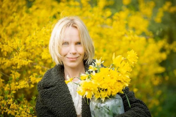 Žena Žlutém Pozadí Žlutými Květy Usmívající Blondýnka Středního Věku Čtyřicet — Stock fotografie