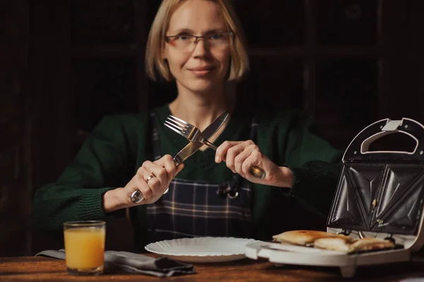 Жінка Посміхається Чекає Сніданку Вона Тримає Руках Ніж Виделку Готуємо — стокове фото