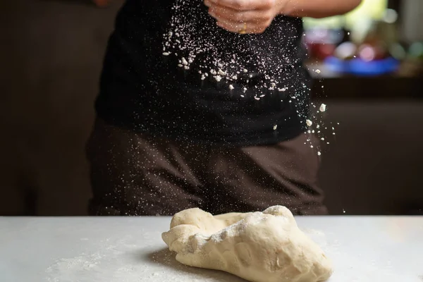 小麦粉を注ぐまな板に生地 パンの調製 各種製品の生地 — ストック写真