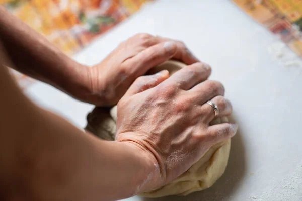 Massa Para Cozinhar Mãos Mulher Amassam Massa Farinha Cozinha Mulher — Fotografia de Stock
