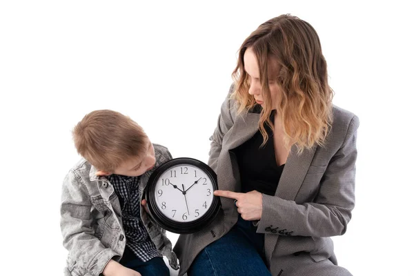 Школьник Мама Сын Изучают Часы Изолированы Белом Фоне Управление Временем — стоковое фото