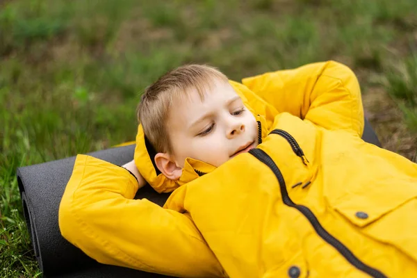 Молодий Хлопець Куртці Лежить Зеленому Лісі Восени Навесні Відпочинок Релаксація — стокове фото