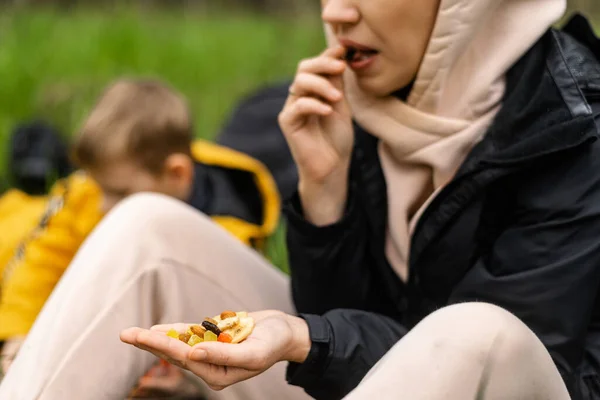 Eine Frau Hält Verschiedene Trockenfrüchte Und Nüsse Der Hand Sitzt — Stockfoto