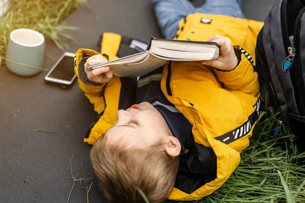 Jeune Garçon Lit Livre Dans Une Clairière Est Couché Sur — Photo