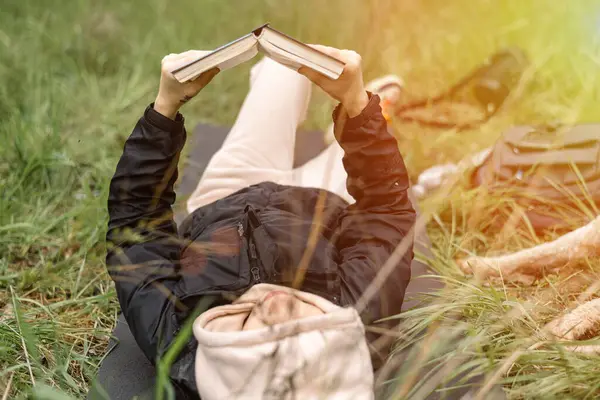 Uma Mulher Jaz Relva Livro Acampar Relaxamento — Fotografia de Stock