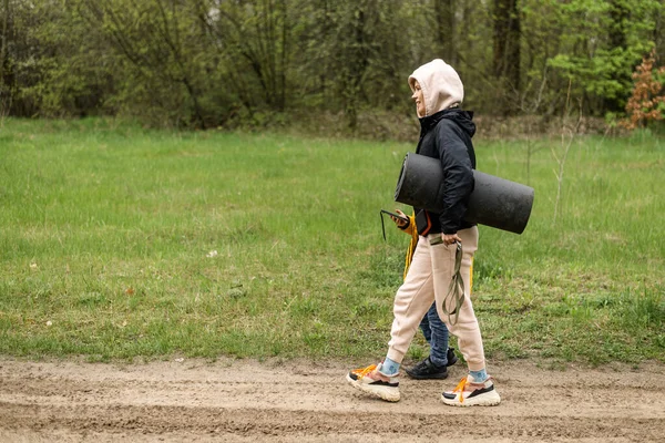 Una Madre Figlio Camminano Nel Parco Una Donna Con Tappetino — Foto Stock
